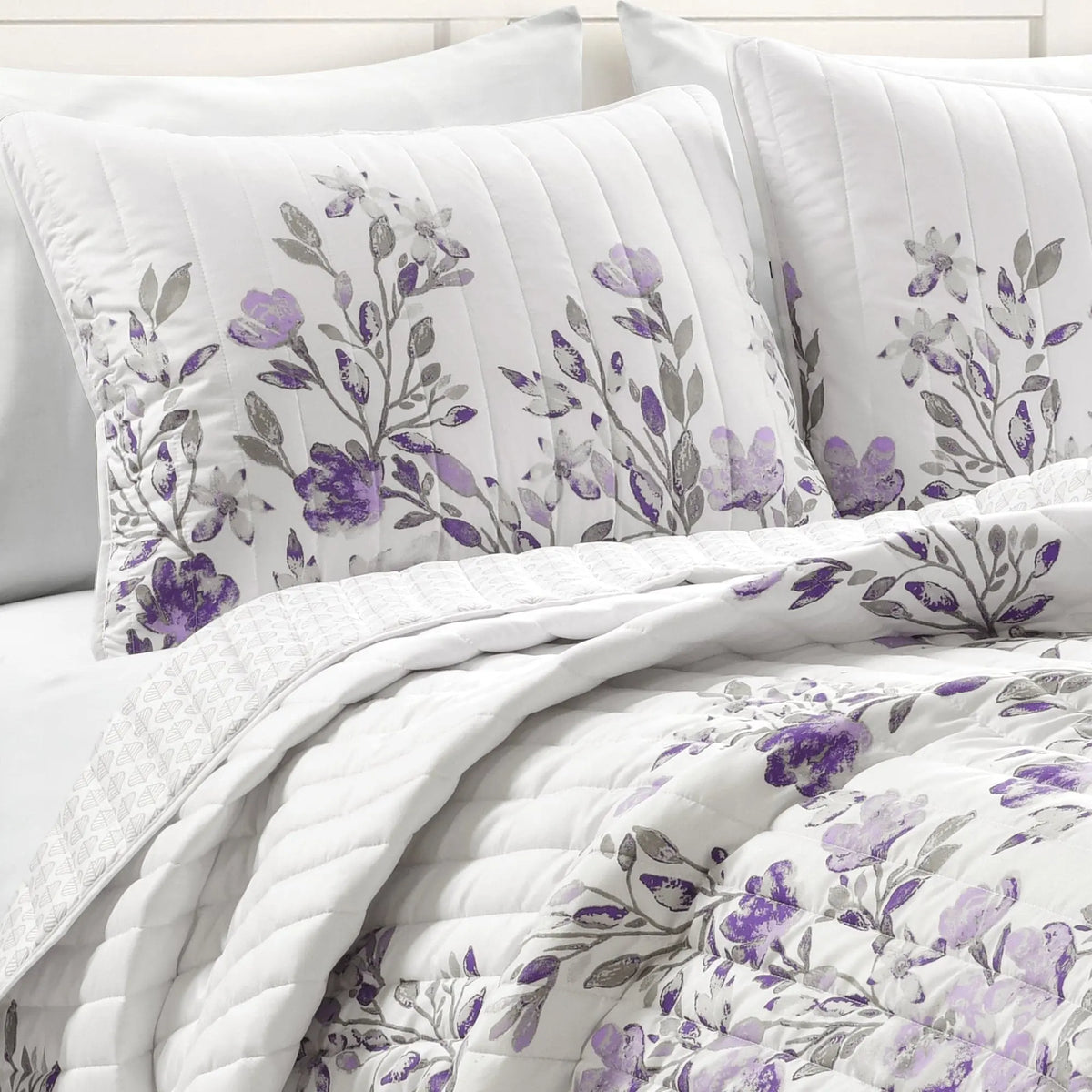 Lush Decor Tanisha Reversible Floral Quilt 3-Piece Set - Includes Quilt Cover, Pillows - Rustic Print, Florals Meet Leaves Bedroom Decor for Home Interiors, Farmhouse Look, Complete Bedding Sets, Quilt Bedspread Set