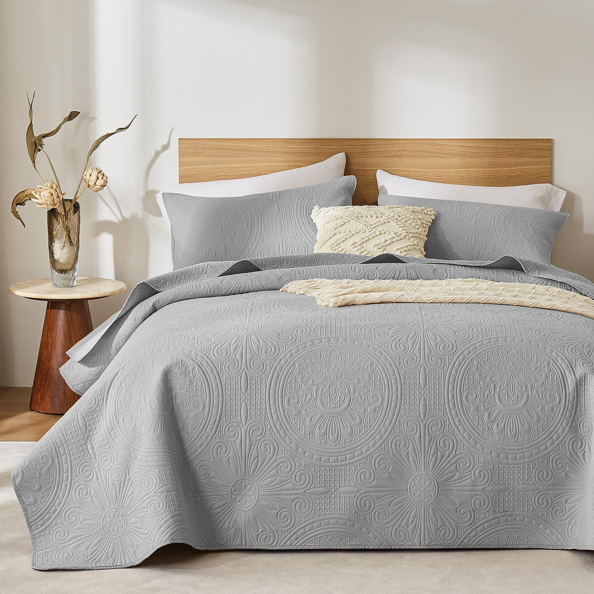 WURUIBO King/Cal King Quilt Set Sage Green,Ultrasonic Embossed Bedspread, Lightweight Microfiber Coverlet, Modern Thin Bedding Set for All Season, 3 Piece(1 Quilt,2 Pillow Shams)