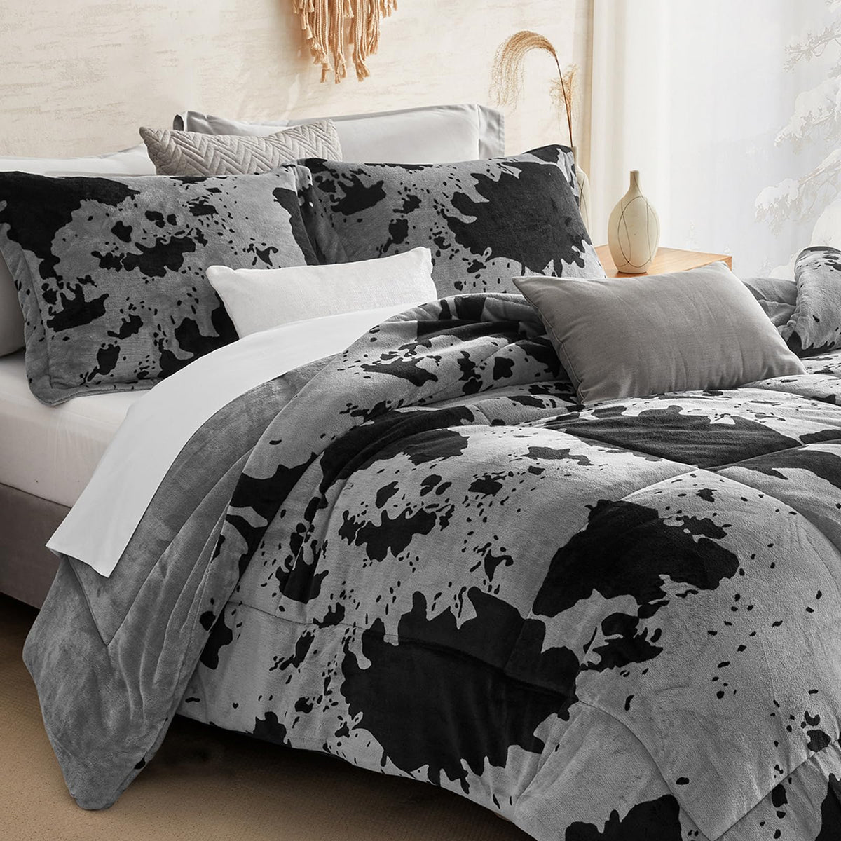 Petrichor Leopard Velvet Flannel Queen Comforter Set-Cheetah Print Western Blanket,Luxury Fuzzy Heavy Bedding Set, 3 Pieces Plush Winter Bed Set with Comforter (90"x90") & 2 Pillow Shams (20"x26")