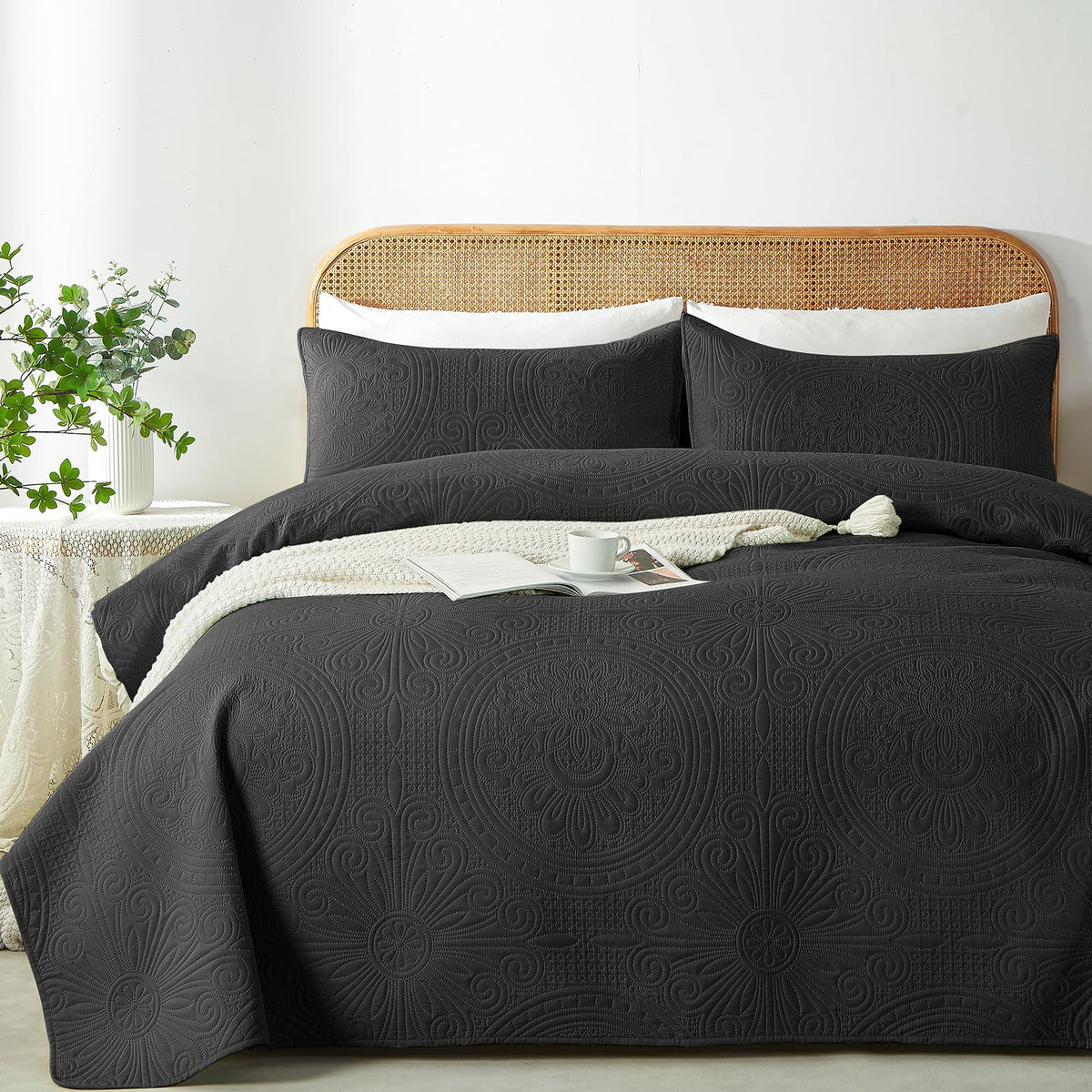 WURUIBO King/Cal King Quilt Set Sage Green,Ultrasonic Embossed Bedspread, Lightweight Microfiber Coverlet, Modern Thin Bedding Set for All Season, 3 Piece(1 Quilt,2 Pillow Shams)