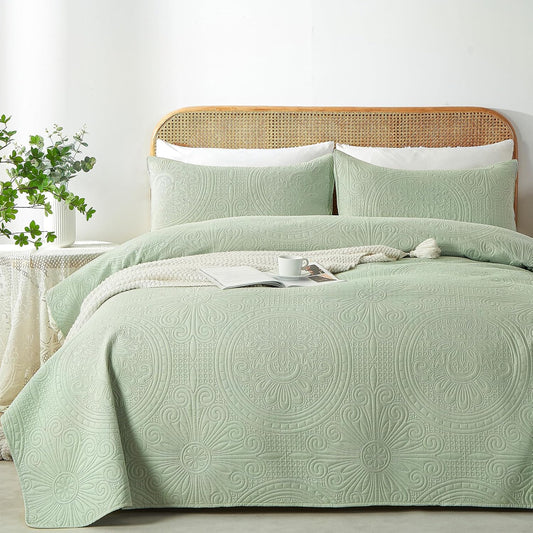 WURUIBO King/Cal King Quilt Set Sage Green,Ultrasonic Embossed Bedspread, Lightweight Microfiber Coverlet, Modern Thin Bedding Set for All Season, 3 Piece(1 Quilt,2 Pillow Shams)