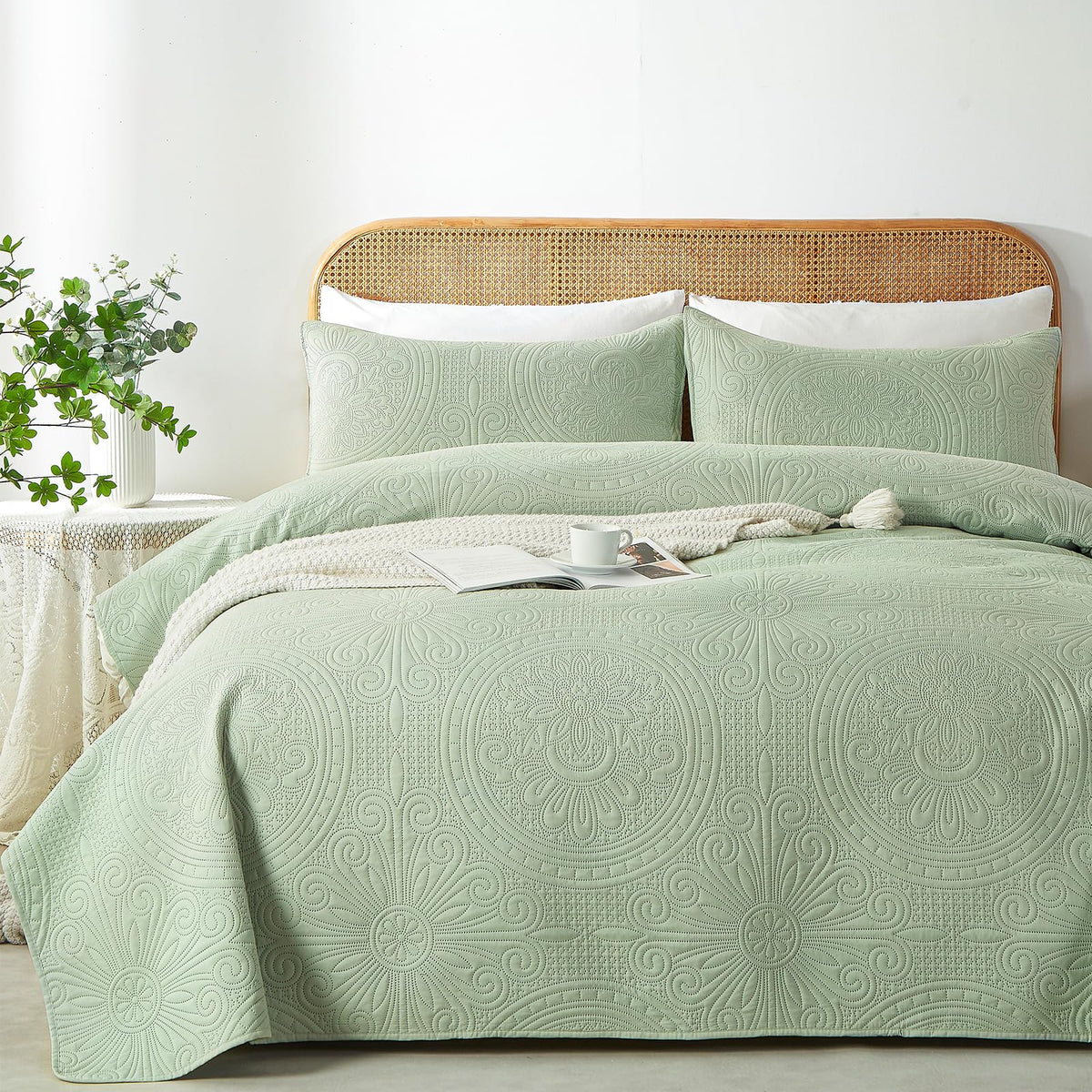 WURUIBO King/Cal King Quilt Set Sage Green,Ultrasonic Embossed Bedspread, Lightweight Microfiber Coverlet, Modern Thin Bedding Set for All Season, 3 Piece(1 Quilt,2 Pillow Shams)