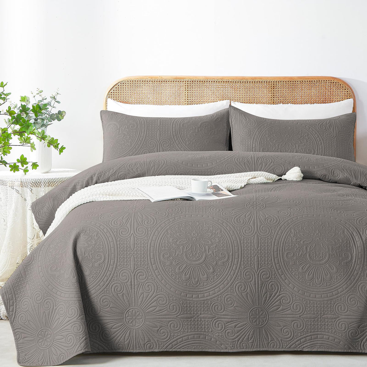 WURUIBO King/Cal King Quilt Set Sage Green,Ultrasonic Embossed Bedspread, Lightweight Microfiber Coverlet, Modern Thin Bedding Set for All Season, 3 Piece(1 Quilt,2 Pillow Shams)
