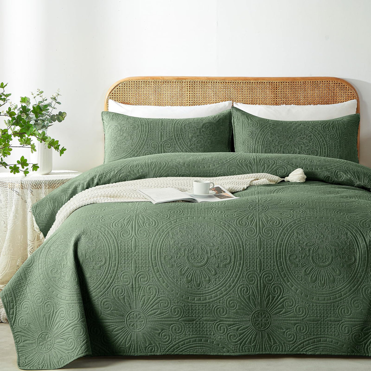 WURUIBO King/Cal King Quilt Set Sage Green,Ultrasonic Embossed Bedspread, Lightweight Microfiber Coverlet, Modern Thin Bedding Set for All Season, 3 Piece(1 Quilt,2 Pillow Shams)